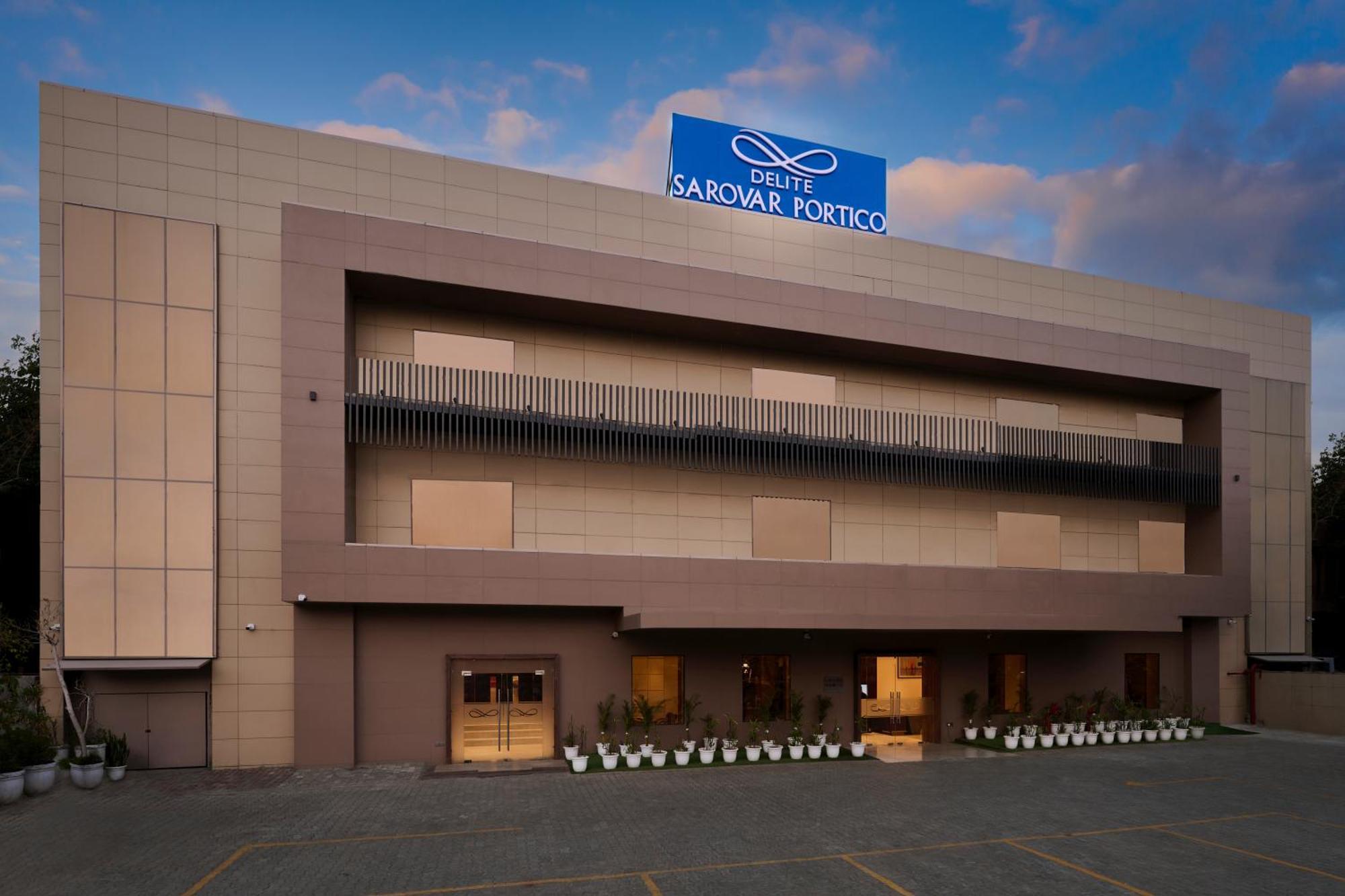 Delite Sarovar Portico Faridabad Bagian luar foto