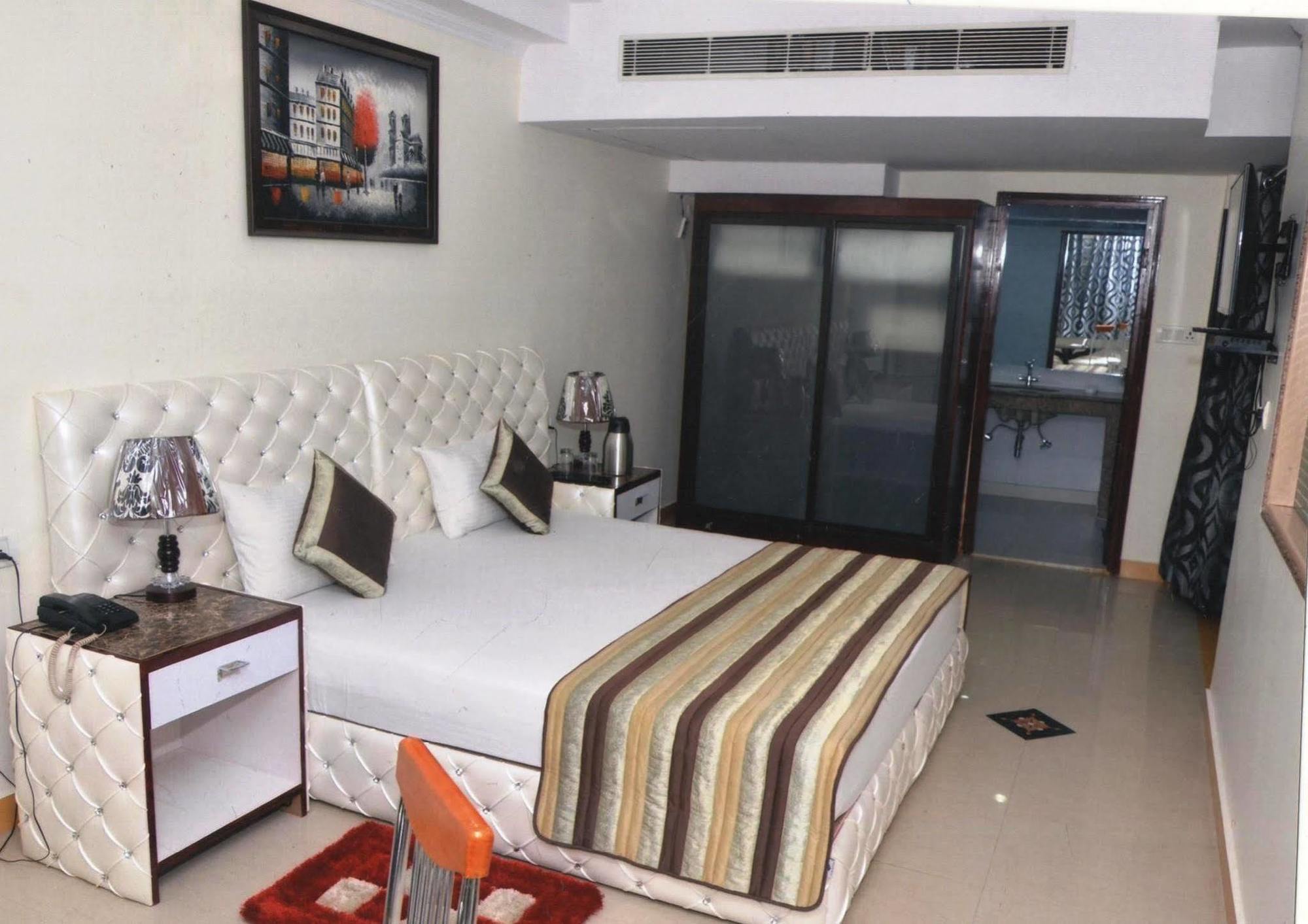 Delite Sarovar Portico Faridabad Bagian luar foto