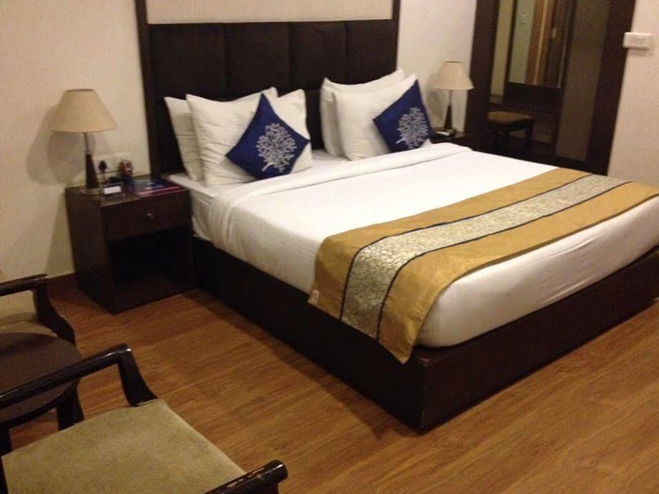 Delite Sarovar Portico Faridabad Bagian luar foto